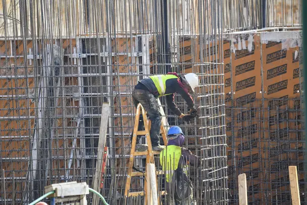 Armovač pri príprave výstuže na stavbe